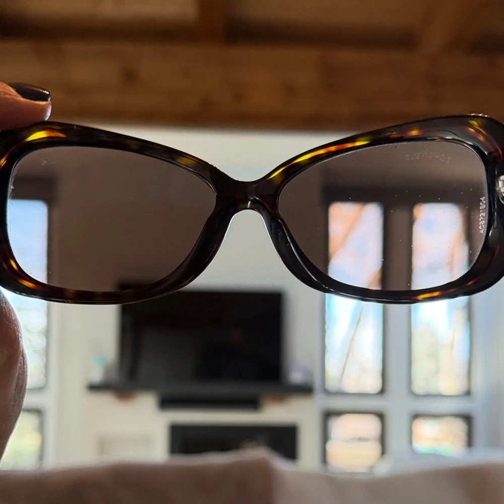 CHANEL vintage Chic Tortoise Shell Sunglasses with silver spinning logos - Picture 8 of 8